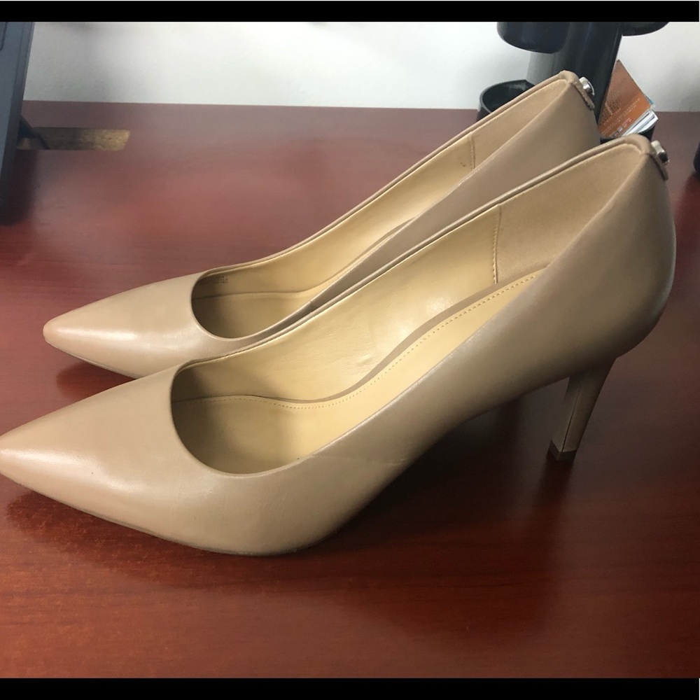 Michael by Michael Kors nude pump